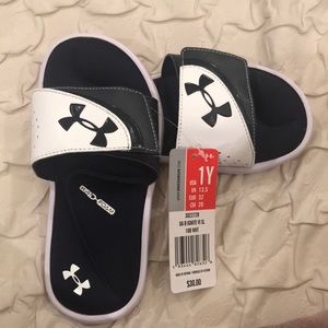 Youth size 1 under armour slides